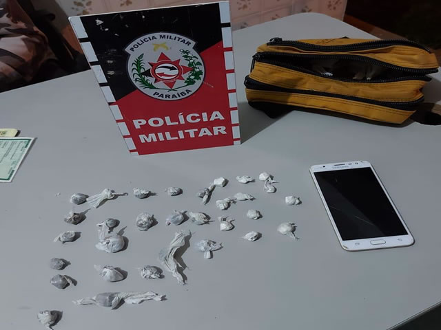 O suspeito apreendido foi levado à delegacia de Polícia Civil para serem adotadas as medidas que requer o caso (Foto: Divulgação PMPB)