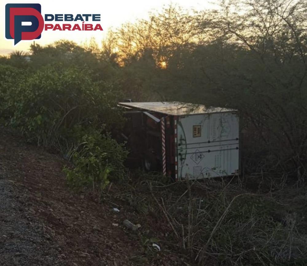 No acidente não teve vítimas, tendo ocorrido apenas danos materiais (Foto: Reprodução)