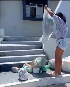 Em protesto, moradora despeja lixo na porta do prédio da Prefeitura e da Câmara municipal de Santa Cruz