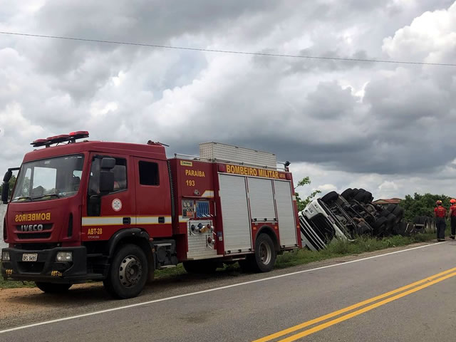 Vídeo: Motorista é resgatado das ferragens pelo Corpo de Bombeiros após carreta capotar em Catolé do Rocha