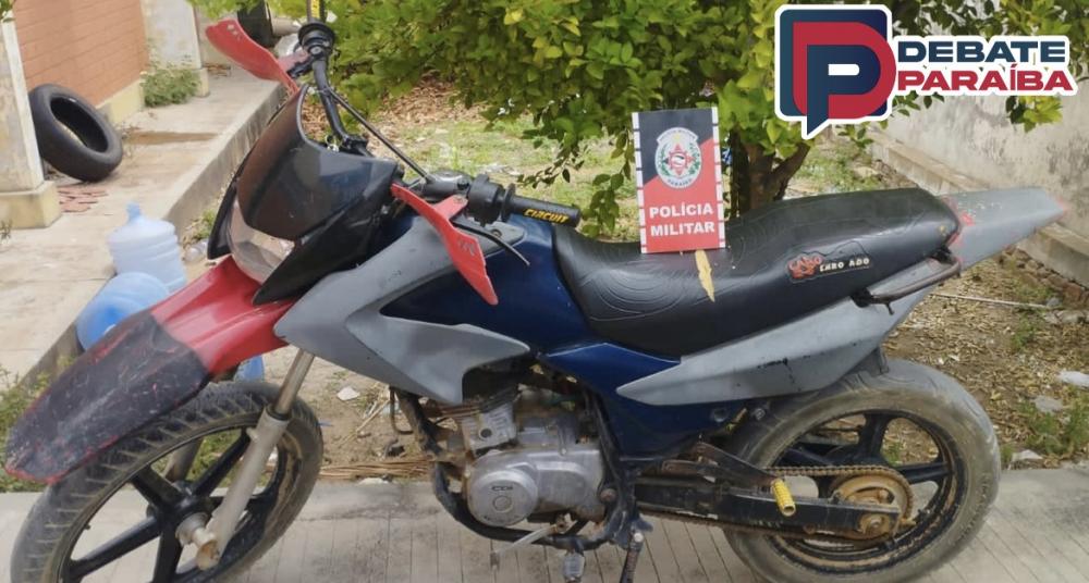 O homem foi conduzido à delegacia de Polícia Civil de Uiraúna juntamente com a moto apreendida (Foto: Reprodução Debate Paraíba)