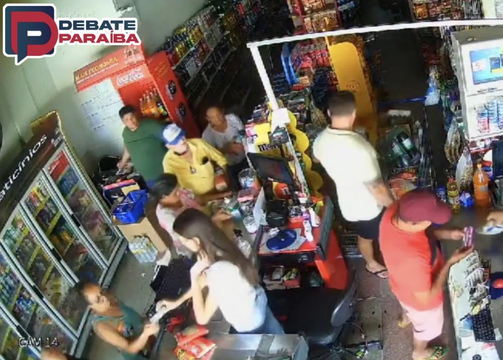 Após subtrair o celular, o indivíduo rapidamente foge do local com destino incerto (Foto: Reprodução)