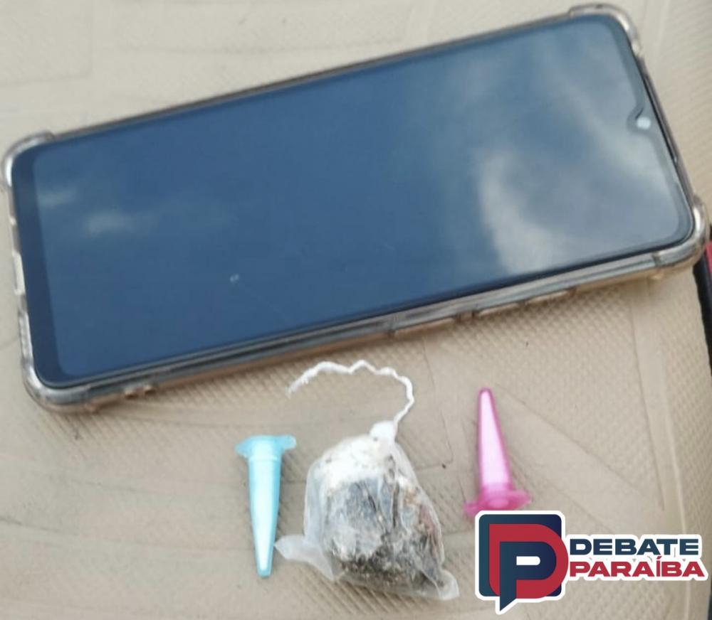 Posteriormente, os menores infratores foram conduzidos à delegacia de Polícia Civil juntamente com as drogas e a moto apreendida (Foto: Reprodução)