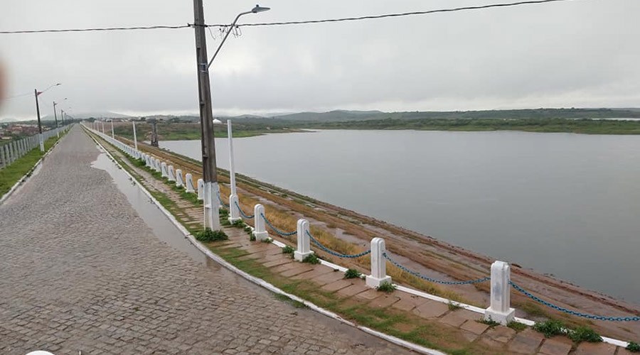 O outro manancial que também está sangrando no Interior do Estado trata-se do açude São José II, localizado no Município de Monteiro (Foto: Reprodução)