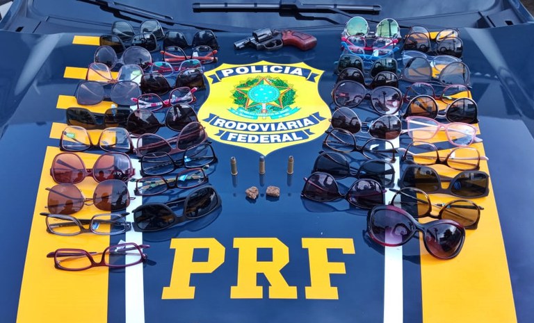 Após praticar roubo a uma ótica na cidade de Campina Grande, o grupo foi abordado pela equipe da PRF. Parte da mercadoria roubada foi recuperada junto com o revólver e o veículo utilizados no assalto (Foto: Divulgação PRF)