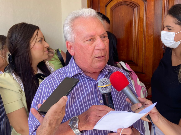 Debandada em Cajazeiras: sete secretários entregam o cargo ao prefeito Zé Aldemir; três vereadores também deixaram a base