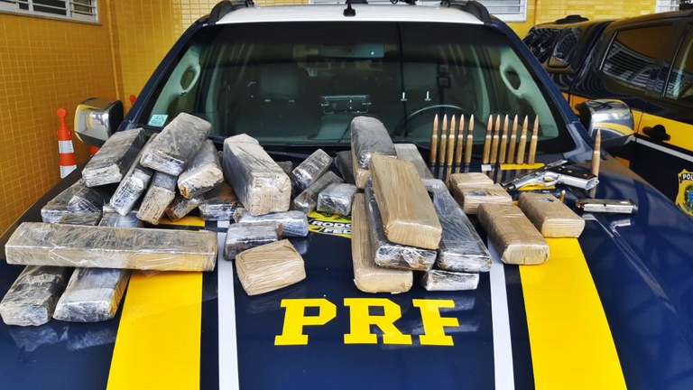 Todo o material apreendido foi encaminhado à Polícia Federal de Campina Grande (Foto: Divulgação PRF)