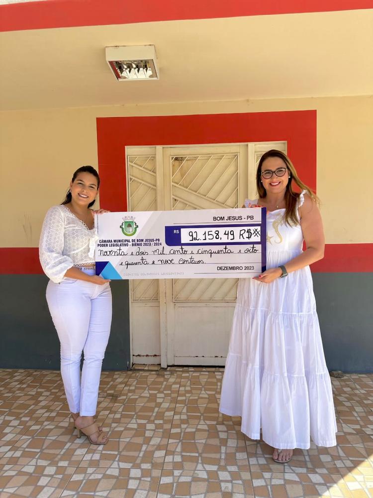 A Presidenta da Câmara Municipal, Larissa Ricarte, anunciou a devolução de aproximadamente cem mil reais à Prefeitura Municipal. (Foto: Reprodução).