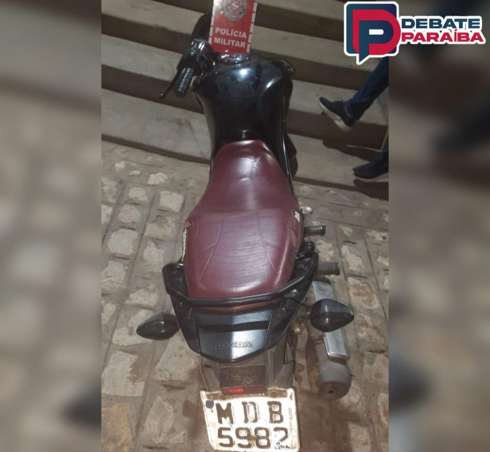 Posteriormente, a motocicleta apreendida e o suspeito foram encaminhados à Central de Polícia Civil de Cajazeiras, para serem adotados os procedimentos necessários a ocorrência (Foto: Reprodução)