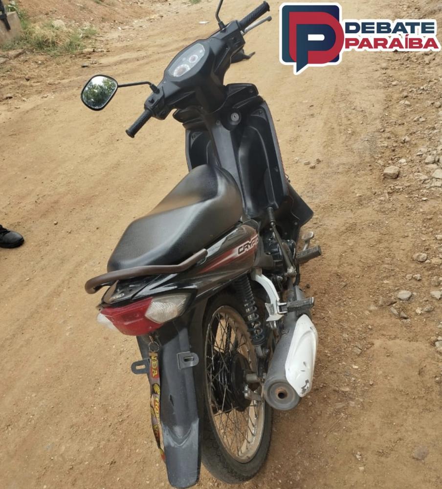 A motocicleta foi apreendida e conduzida à delegacia juntamente com os menores, na presença do Conselho Tutelar (Foto: Reprodução Debate Paraíba)