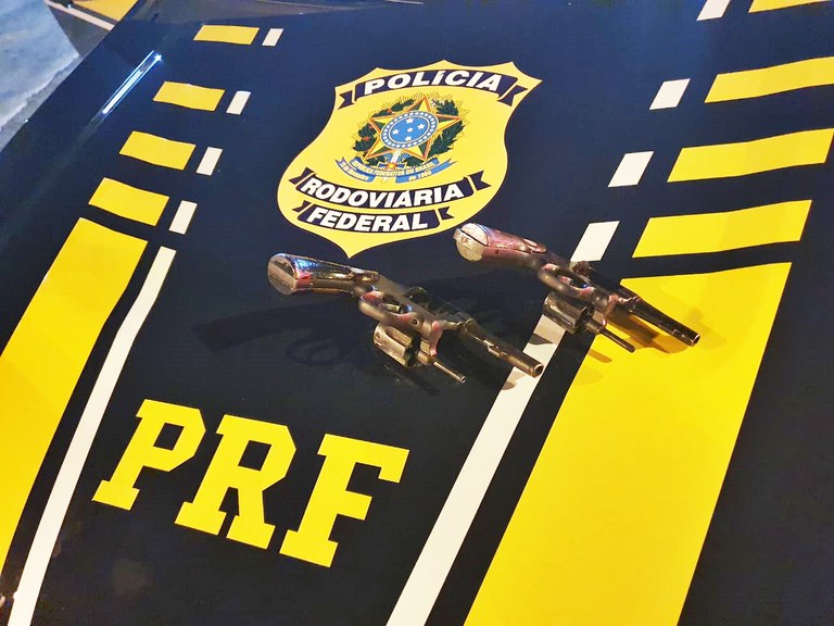 Foram encontrados quatro celulares no interior do veículo. Uma das vítimas reconheceu os três homens e confirmou que teve seu celular roubado pelo grupo na capital potiguar (Foto: Divulgação PRF)