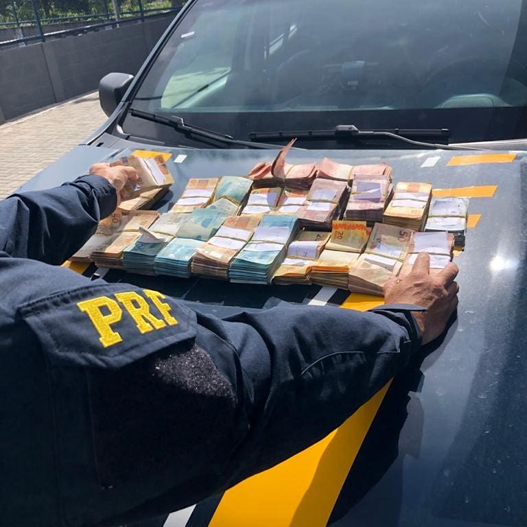 O airbag do carro foi retirado para aumentar o tamanho do fundo falso (Foto: Divulgação PRF)