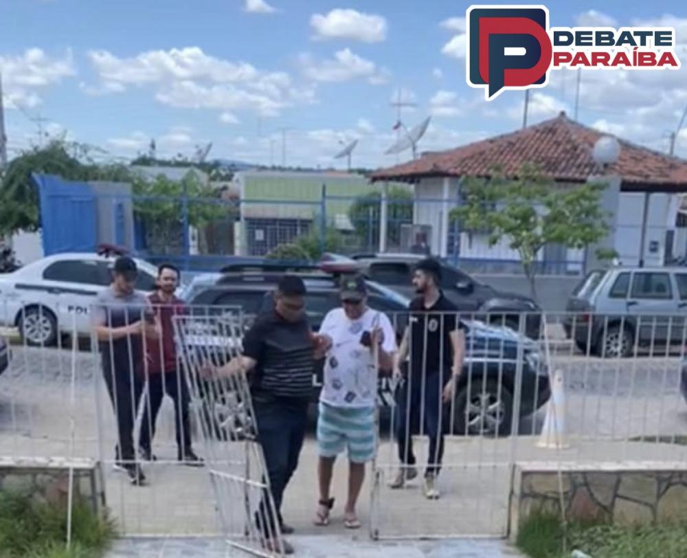 Após ser capturado, o homem foi levado à delegacia de Polícia Civil (Foto: Reprodução)