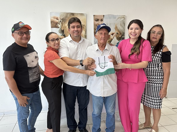O secretário Helder Carvalho destacou a importância do Programa Mais Audição na entrega de próteses auditivas aos pacientes. (Foto: Divulgação).
