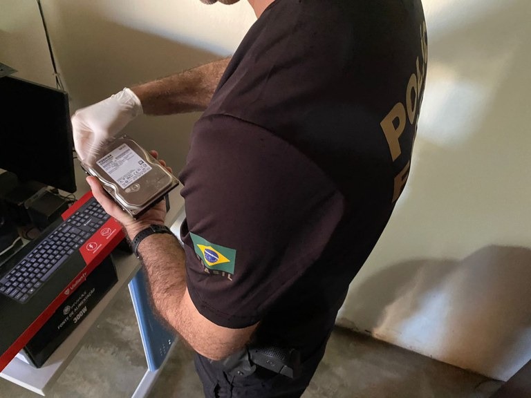 Na casa do investigado foi apreendido um aparelho celular com as mídias que geraram o flagrante. (Foto: Reprodução da Policia Federal).