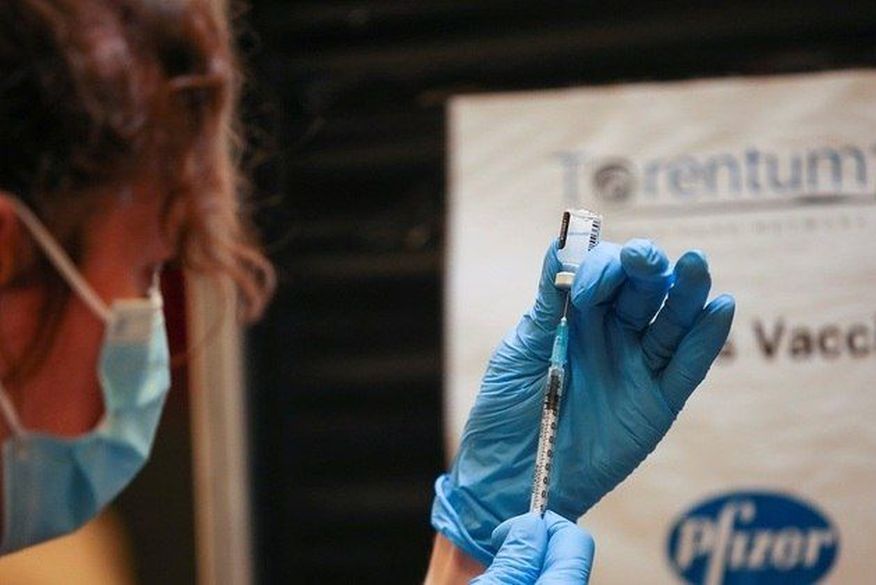 Brasil deve receber 14 milhões de doses da Pfizer a partir de maio (Foto: MOLLY DARLINGTON/REUTERS).