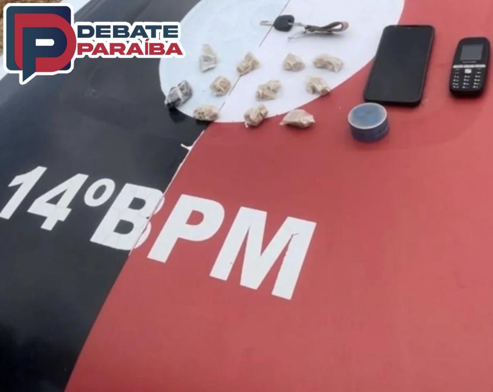 Os militares ao realizarem uma averiguação, constataram que se tratava de várias pedras de crack e uma porção de maconha (Foto: Reprodução)
