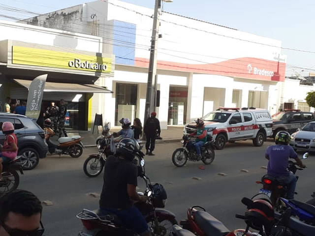 Guarnições da Polícia Militar foram acionadas, estiveram no local e efetuaram diligências por toda a cidade, porém mais uma vez os infratores da Lei conseguiram escapar (Foto: Reprodução)