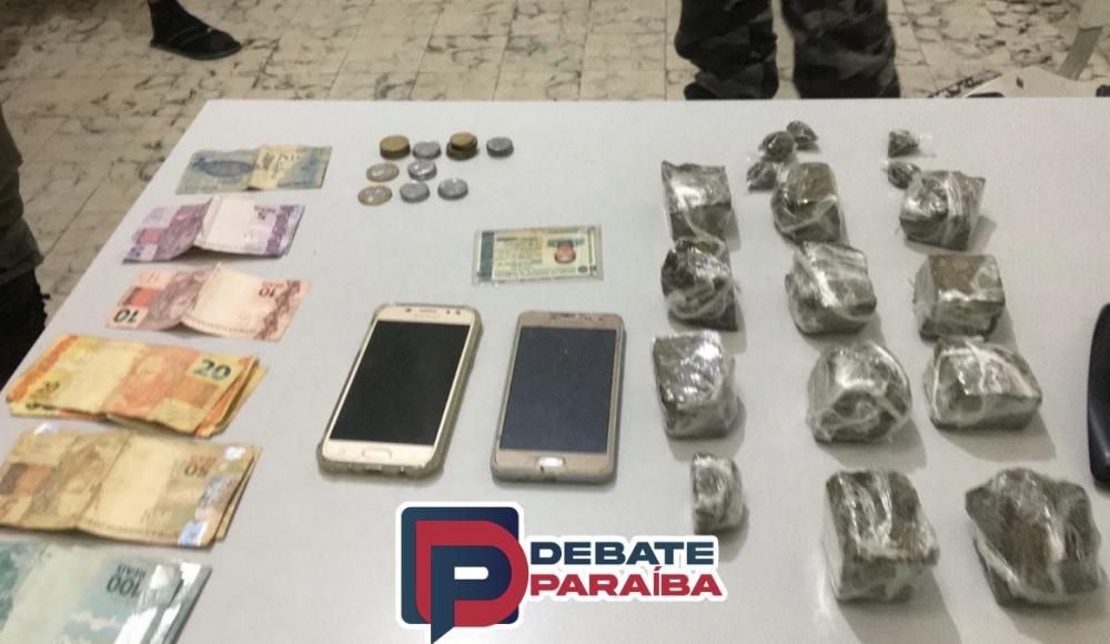 Durante as buscas, foram encontradas 16 porções de maconha, cerca de R$ 860,00 reais e dois celulares (Foto: Reprodução)