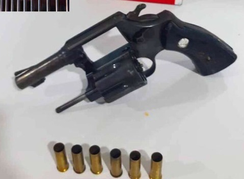 Momentos depois, os acusados e a arma apreendida foram encaminhados à delegacia de Polícia Civil, para serem realizados os procedimentos que determinam a lei (Foto: Reprodução)