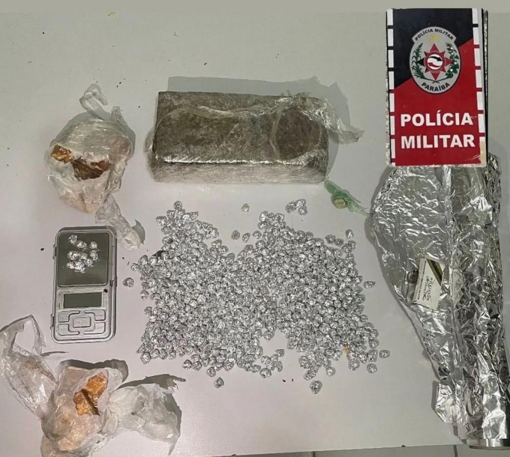 Posteriormente, todo o material apreendido e o criminoso foram conduzidos à delegacia de Polícia Civil, para serem adotadas as medidas cabíveis ao caso (Foto: Reprodução)