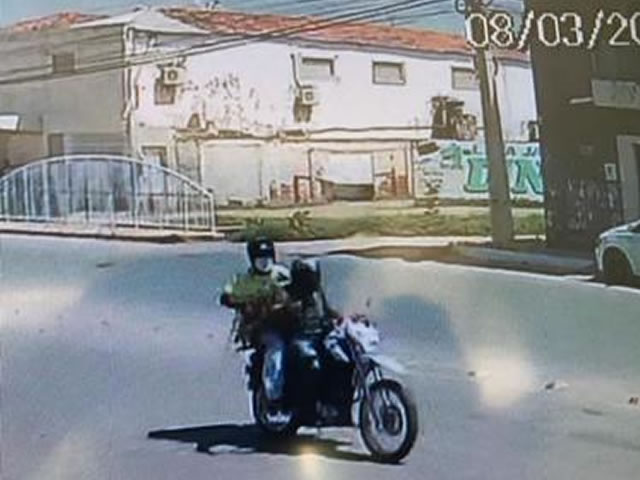 Os meliantes subtraíram uma bolsa da mulher, porém continha apenas alguns boletos e papéis (Foto: Reprodução)