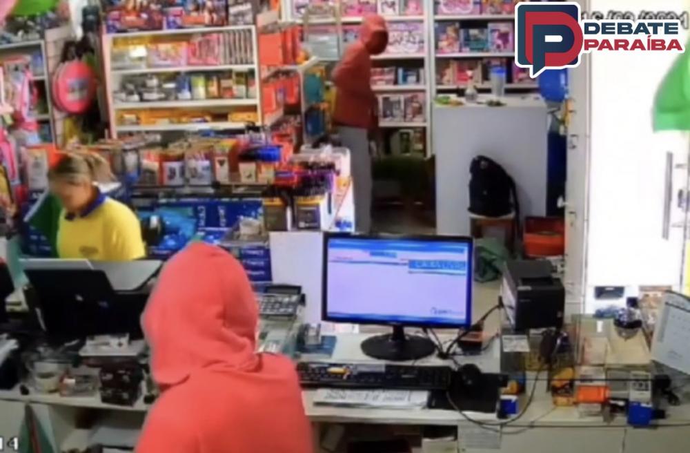 Após o crime praticado, os bandidos que utilizavam jaquetas de cor vermelha, fogem do local com destino ignorado (Foto: Reprodução)