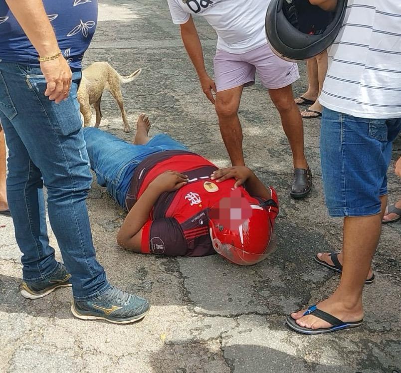 Um popular seguia em uma motocicleta quando ao passar pelo cruzamento se envolvendo em uma colisão com um carro modelo Fiesta de cor branca, placas QFZ-1634. (Foto: reprodução).