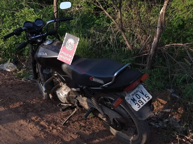 A moto foi encaminhada à Delegacia de Polícia Civil de Sousa, onde o proprietário poderá requerer a liberação desta junto à autoridade de polícia judiciária (Foto: Divulgação PMPB)