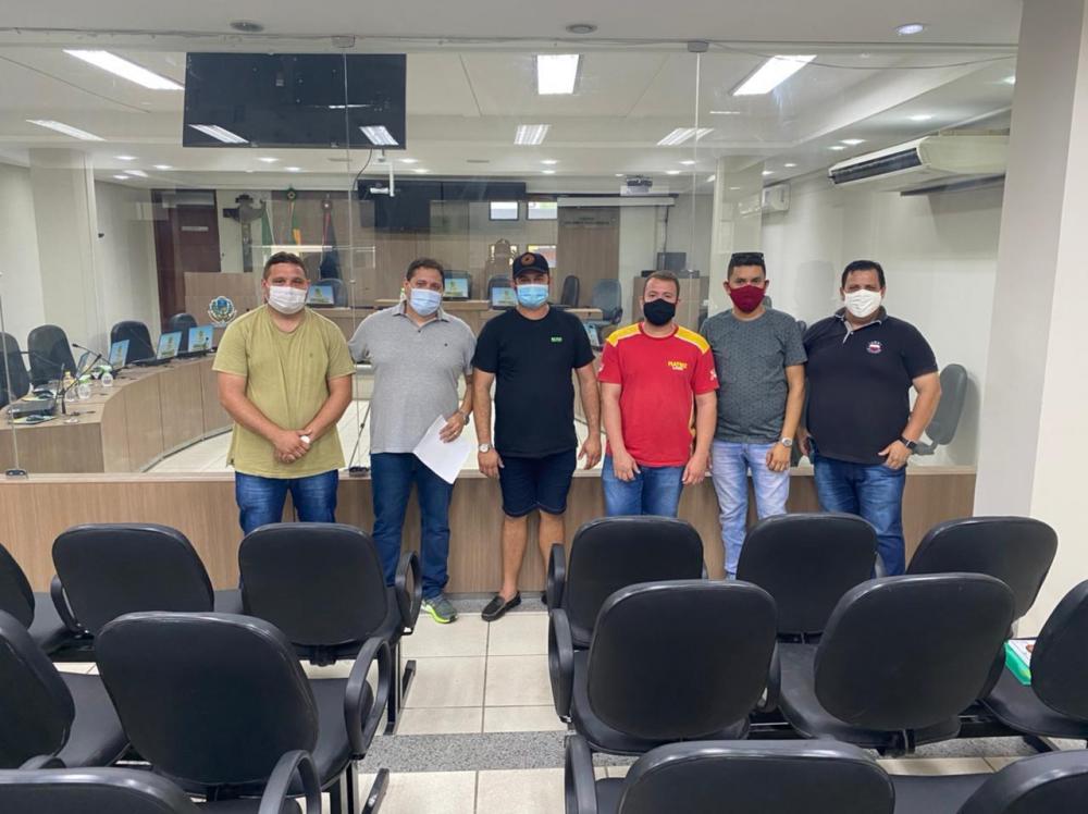 Após aprovação do projeto, empresários e proprietários no seguimento comemoraram a a regulamentação de mesas e cadeiras nas calçadas em Sousa. (Foto: Reprodução).