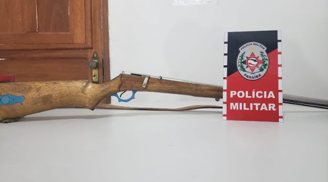 Os policiais conduziram o homem e a arma à Delegacia de Polícia Civil para serem adotadas as medidas pertinentes ao caso (Foto: Divulgação PMPB)