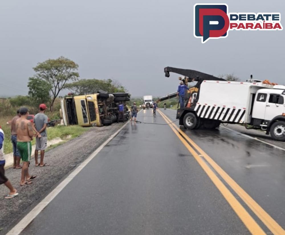O motorista não teve ferimentos, sendo registrado apenas danos materiais (Foto: Reprodução)