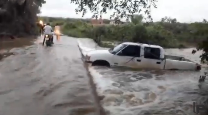 Ao chegar ao local, conhecido como riacho da mutuca, próximo ao assentamento Acauã, zona rural do município, os militares se depararam com três pessoas aflitas no teto da caminhonete. (Foto: Reprodução).