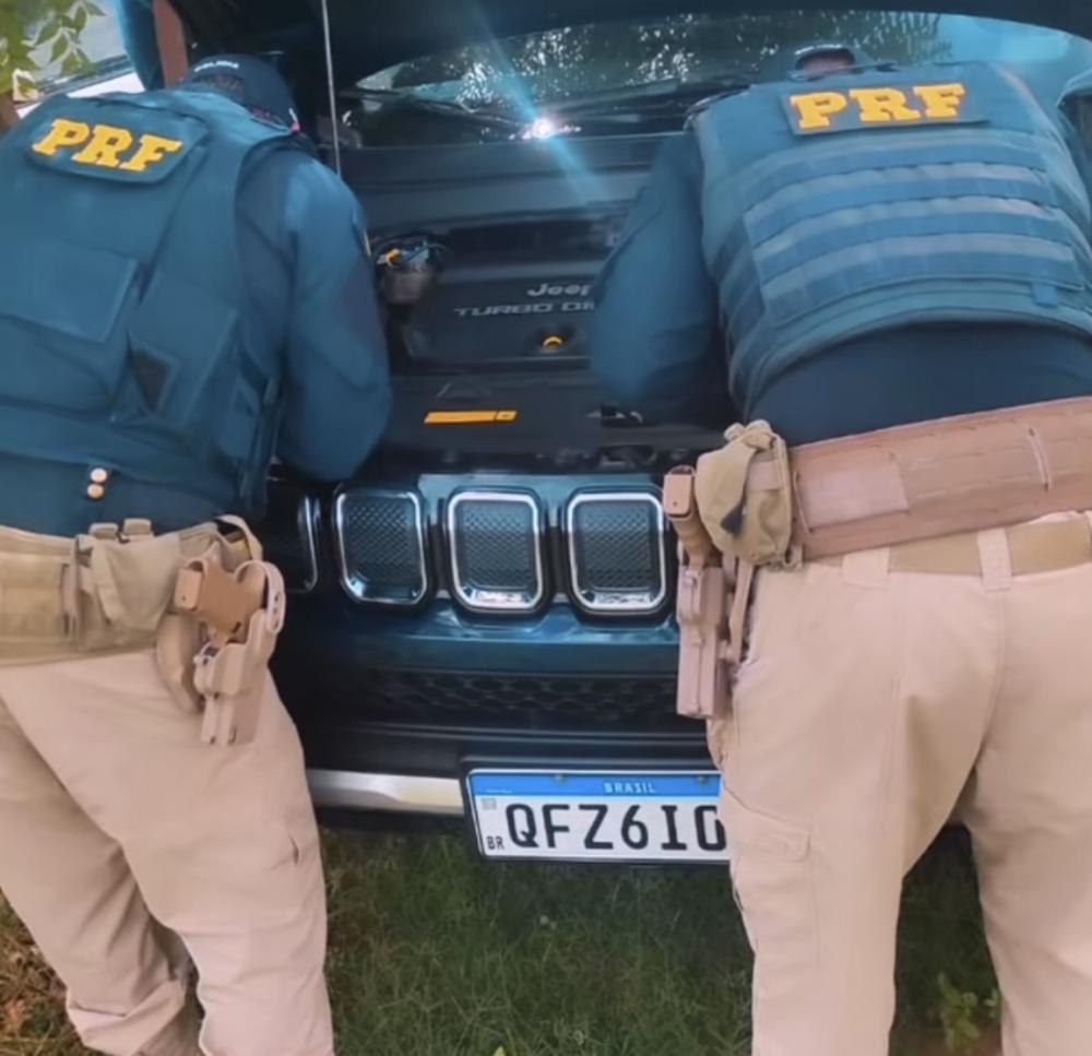 Na ação policial, duas pessoas foram presas e conduzidas à delegacia de Polícia Civil (Foto: Reprodução)