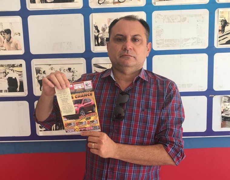 Os sertanejos José Herbenio Alves e Erisvaldo Melo Sorteado, ambos residentes na cidade de Sousa, faturaram R$ 5 mil no 2º prêmio. (Foto: Reprodução).