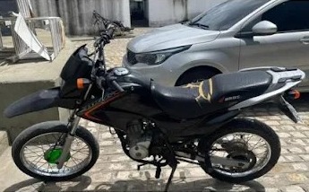 Diante dos fatos constatados, o jovem e a motocicleta apreendida foram conduzidos à Central de Polícia Civil, para serem realizados os procedimentos que determinam a lei (Foto: Reprodução)