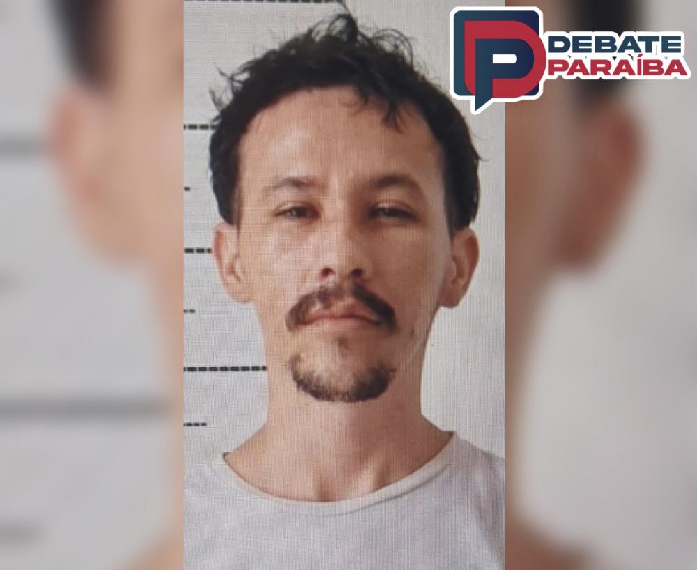 Após ser capturado, Rodrigo Souza foi encaminhado à delegacia de Polícia Civil (Foto: Reprodução)