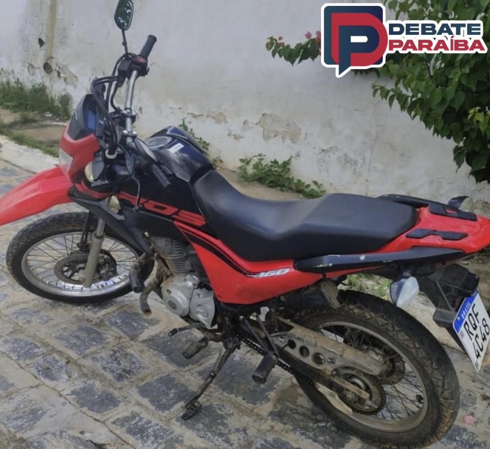 Diante dos fatos constatados, a motocicleta foi apreendida e levada à delegacia de Polícia Civil (Foto: Reprodução Debate Paraíba)