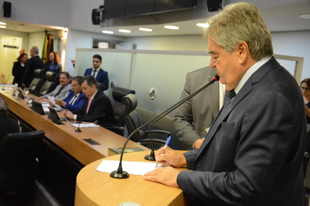 Lindolfo assume mandato na ALPB. (Foto: Divulgação).