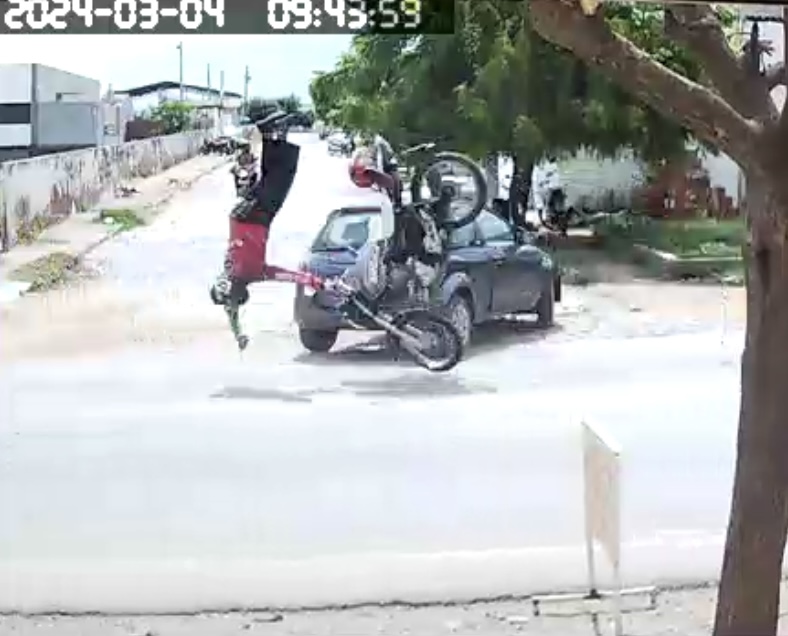 Com a força do impacto, o homem foi arremessado ao solo, ficando ferido com escoriações pelo corpo (Foto: Reprodução)