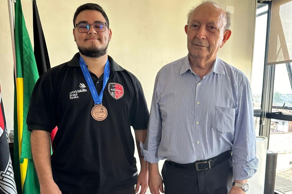 Ele estava acompanhado do vice-presidente da Federação, Romualdo Farias, da diretora regional do SENAI, Ana Cláudia Moreira, da gerente do SENAI, Paulina Rodrigues e de outros representantes da instituição. (Foto: Reprodução)