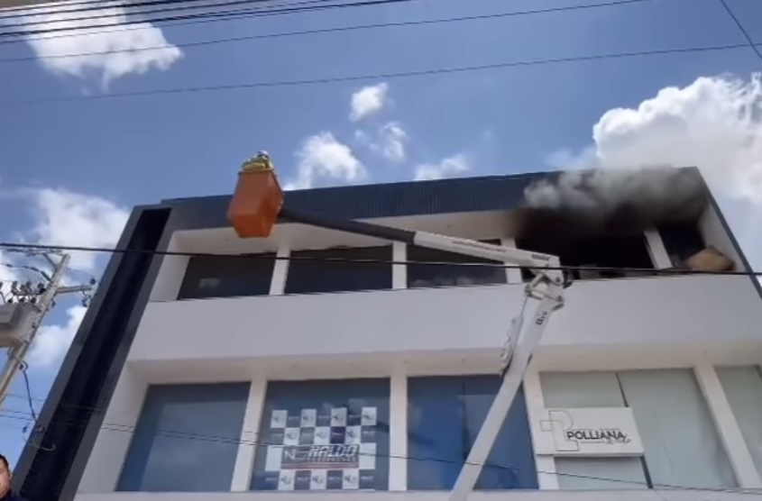 De acordo com informações, as chamas se alastraram pelo 2º andar do prédio que funcionava como depósito da loja (Foto: João Alencar)