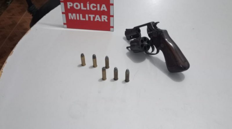 Os suspeitos e arma apreendida foram levados à Central de Polícia Civil de Patos para serem apresentados a autoridade policial judiciária (Foto: Divulgação PMPB)