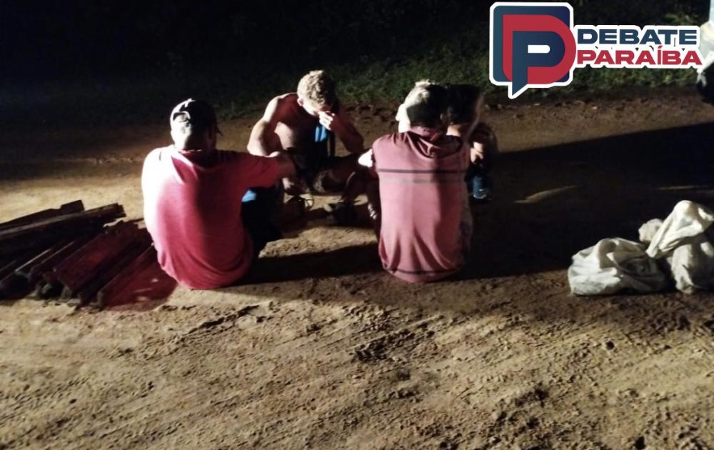 Os acusados, o caminhão e todo o material apreendido foram levados à delegacia de Polícia Civil (Foto: Reprodução)