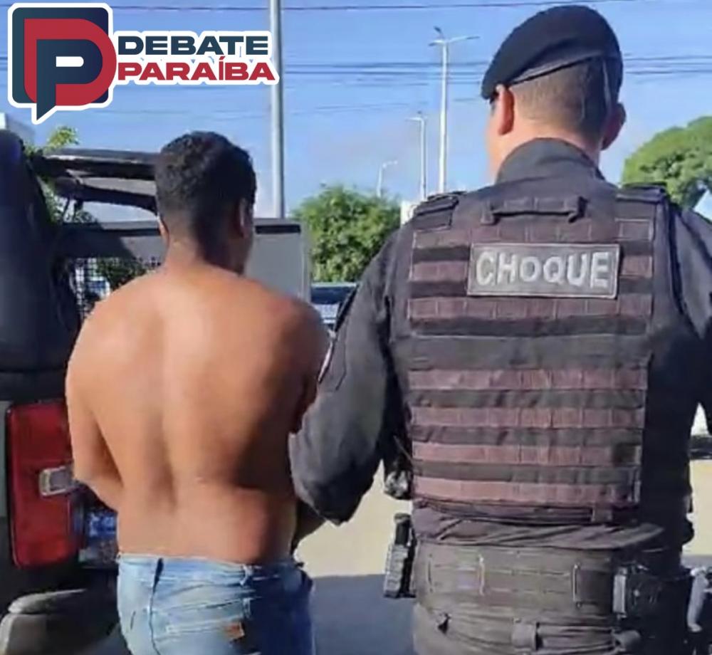 Após ser capturado, o acusado foi encaminhado à delegacia de Polícia Civil (Foto: Reprodução Debate Paraíba)