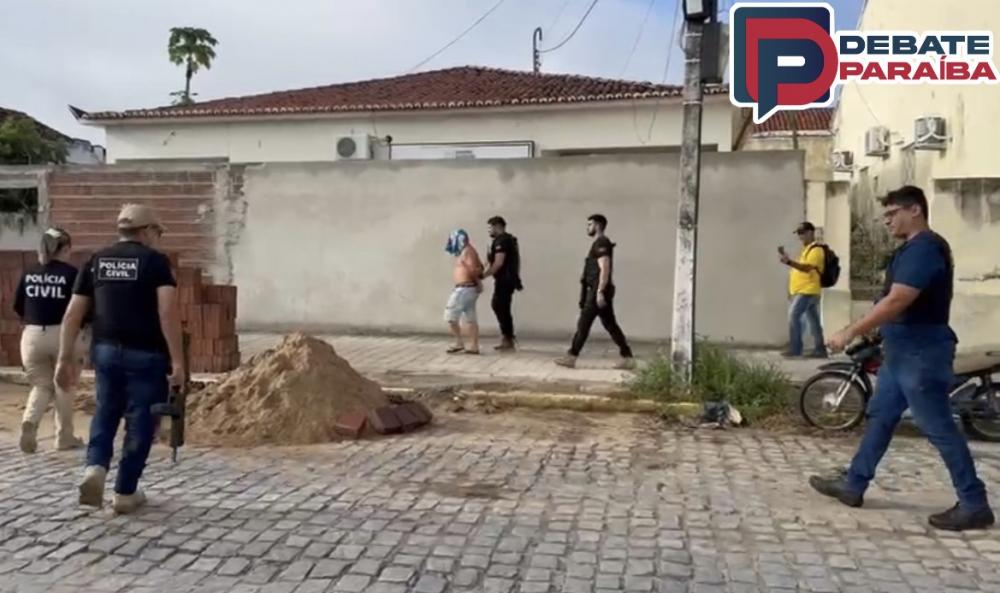 Ao término da ação policial, os suspeitos e a arma apreendida foram conduzidos à delegacia de Polícia Civil (Foto: Reprodução João Alencar)
