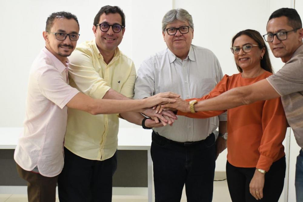 João Azevêdo também desejou boas-vindas à prefeita de Sāo Domingos, Adeilza Soares, e assegurou o engajamento do partido a sua reeleição. (Foto: Reprodução).