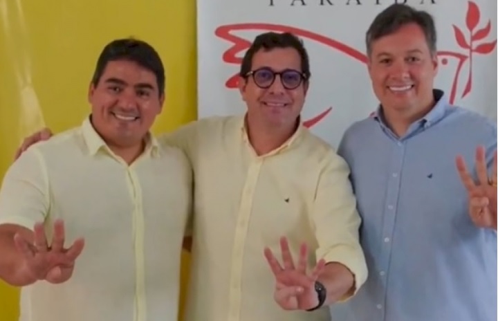 Lucas Braga assina filiação no PSB. (Foto: Divulgação).