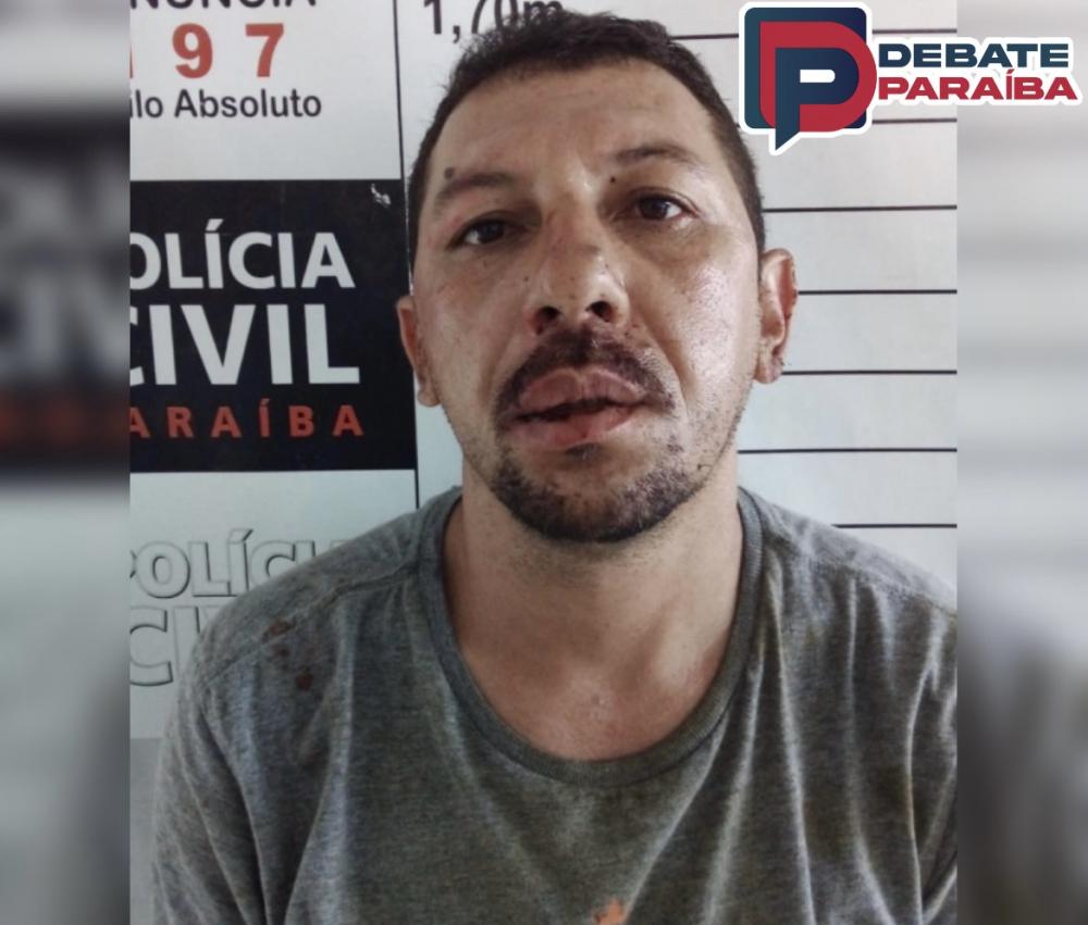 O acusado e o material apreendido foram levados à delegacia de Polícia Civil (Foto: Reprodução Debate Paraíba)