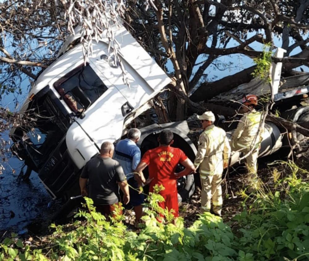 O passageiro conseguiu sair da cabine, porém o motorista foi resgatado com ajuda de populares (Foto: Reprodução)